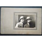 Фото двух мужчин. 1928 г. 9х14 см. На паспарту.