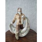 Статуэтка, фигурка фарфоровая рыбак с сетью