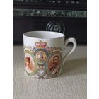 Кружка к Коронации Короля Георга V и королевы Марии, Великобритания, 22 июня 1911 года. Высота 7 см. Объем 170 мл. Следы бытования.