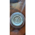 Старинный барометр в дубовом корпусе