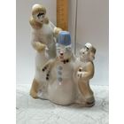 Фарфоровая статуэтка Снеговик или Мама с ребенком лепят снеговика. Зимний дворик.