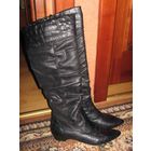 Сапоги женские,чёрные,из кож.зама-прослойка синтепона и байка, можно заправлять штаники-дудочки,РАЗМЕР-37 (Имеется один деффект,- царапинка на носике!