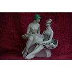 Статуэтка фарфоровая  "Балерины в антракте" Киев, Киевский завод КЭКХЗ ( ЦЕЛАЯ )  , высота 20,5 , ширина 17 см