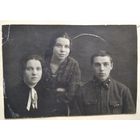 Фото двух девушек с курсантом (?). 1930 г. 8х12 см.