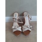 Босоножки на танкетке Basconi