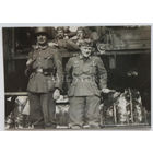 Немецкие солдаты у вагона поезда во время вынужденной остановки из-за подрыва рельс партизанами