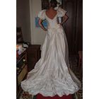 Английское свадебное платье с шикарнейшим шлейфом и приятнейшим кружевом шантильи,как новое,цвета айвори,на рост-160-р.42-44!