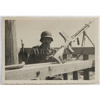 Немецкий часовой у пулемета на вышке концентрационного лагеря для советских военнопленных.