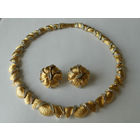 Комплект золотистый со стразами фирмы "BOUCHER". Очень стильный номерной комплект маркированный от французского дизайнера Marcel Boucher, который большую часть своей жизни (до 1965 г.) жил и творил в