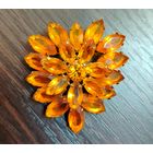 Винтажная брошь  , украшена янтарного цвета кристаллами и камнями  в хорошем состоянии без потерь камешков и с защелкой рабочей