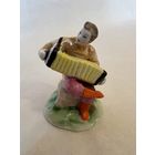 Статуэтка "Гармонист", роспись, фарфор, завод Дулёво.  С рубля!