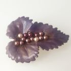 Брошь винтажная немецкая " Виноград" в технике " живой, объемный лист" Латунь. Эмаль. Жемчужинки. 5х3,8 см.