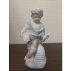 Фарфорлвая фигурка девочка