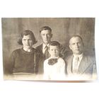 Семейное фото. 1930-е. 7.5х11.5 см.