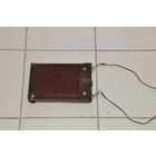 Из супер полированной кожи под "красное дерево" оригинальный НАКОЛЕННЫЙ планшет немецкого лётчика с родной крепёжной резинкой для ноги.