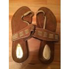 Классные босоножки на 37 размер, новые. Удобные, красивые, отлично сидят на ножке. Длина по стельке примерно 25 см. Цвет коричнево-горчичный, отделка золото.