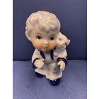 Статуэтка фарфор мальчик с котиком