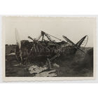 Сгоревший советский истребитель И-153 на аэродроме.