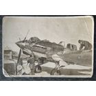 Подготовка самолета к вылету. 1943 г. Госкиноиздат. Чистая.