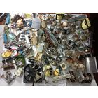 Огромный лот радиодеталей резисторы , трансформаторы , кнопки , переключатели и многое другое .