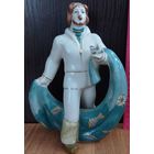 Фарфоровая статуэтка рыбак с сетью