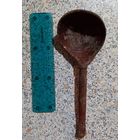 Деревянная ложка и ручка.