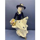 Статуэтка фарфор дама на пне