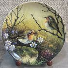 Декоративная настенная тарелка Tirschenreuth Свидание среди весенних цветов. Из серии Самые красивые портреты птиц Карла-Ганса Бёзе. Германия 1995 год. 19.5 см