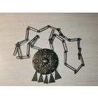 Металлическая подвеска с цепочкой, времён СССР, длина цепочки 60 см.