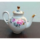 Винтажный фарфоровый заварочный чайник с красивой ручной цветочной  росписью с позолотой , красивая тонкая работа времен СССР