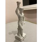 Фарфоровая фигура, олимпийца с факелом