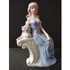 Статуэтка фарфоровая Девушка с букетом, высота 25 см. Европа