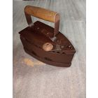 Старый угольный утюг