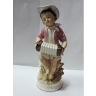 Крупная статуэтка фарфоровая "Мальчик с гармошкой" 70-80-е годы Европа. Высота 21.5 см.