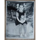 Фото девочки с куклой-неволяшкой. 9х12 см