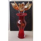 Все лоты с рубля.Ваза красное стекло с тюльпанами Lauscha?,тонкое стекло.