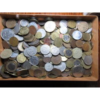 Больше 2,6 кг монет мира. С рубля.