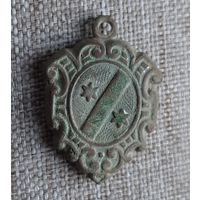 Медальон с гербовой композицией.