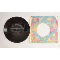 Виниловая пластинка со сказками "Как медведя переворачивали" и "Встреча пернатых"