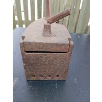 Старинный угольный утюг , с клеймом внутри .