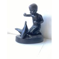 Статуэтка МАЛЬЧИК С ГОЛУБЯМИ.Касли.Высота 10 см.