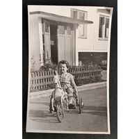 Фото девочки на педальной лошадке. 11х17 см.