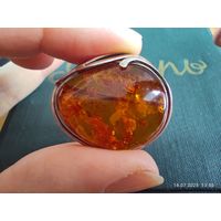 Серебряная брошь с янтарем