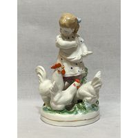 Девочка кормит кур. ДУЛЕВО, 1956 г. С рубля