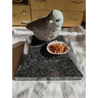 Статуэтка птица с зерном. На подставке натуральный камень.