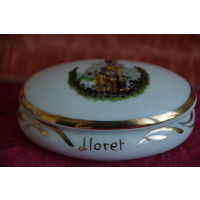 Шкатулка фарфоровая ( 6см х 9 см  высота 3 см  )  целая