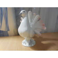 Фарфоровая статуэтка . Голубь. Германия.