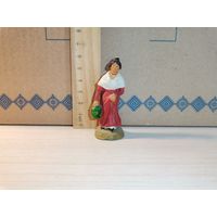 Керамическая статуэтка "Девушка с корзинкой", высота 6.5 см., клеймо в тесте, Германия.