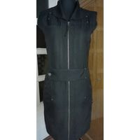 Фирменное чёрное платье на подкладке, молния, кнопки, боковые карманы, хорошая ткань,ONLY, размер44 примерно. Сзади внизу неболшая шлица. Качественная фурнитура, под бронзу.