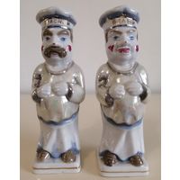 Статуэтки фарфоровые (?) лотом. Перечницы